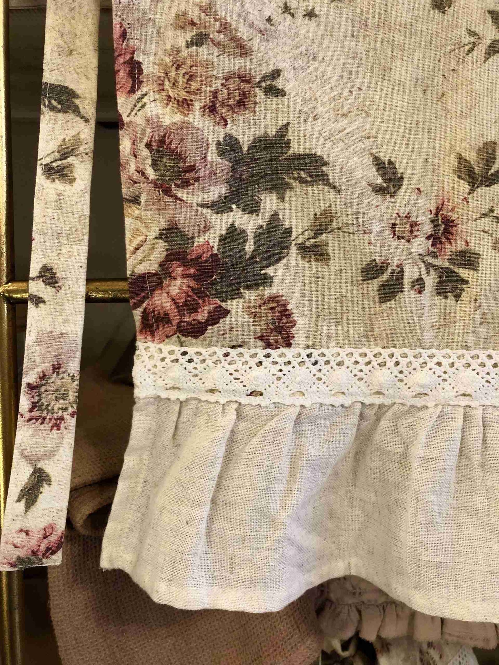 grembiule da cucina con decorazione in pizzo