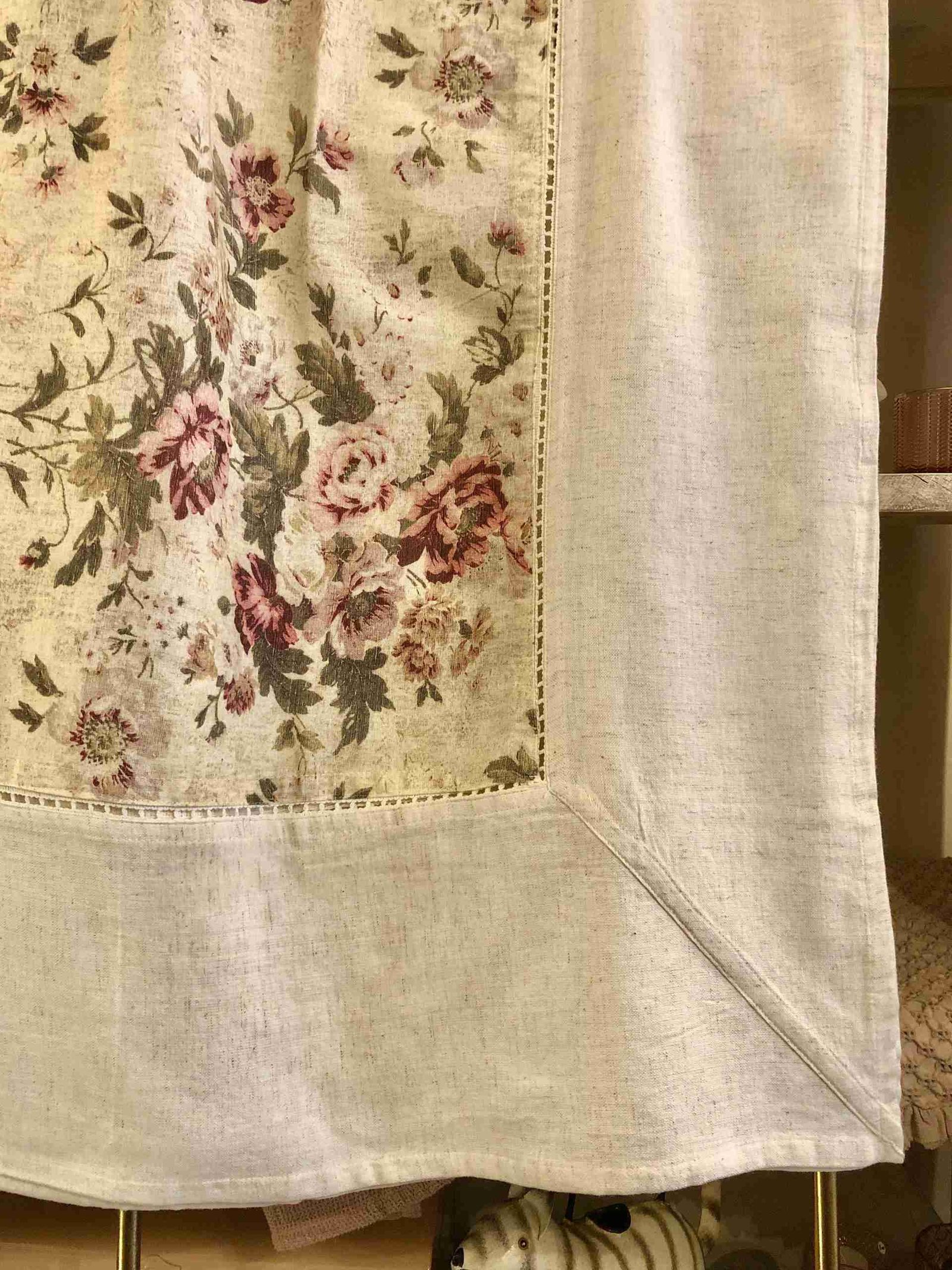 tovaglia in cotone con balza in lino decorativa