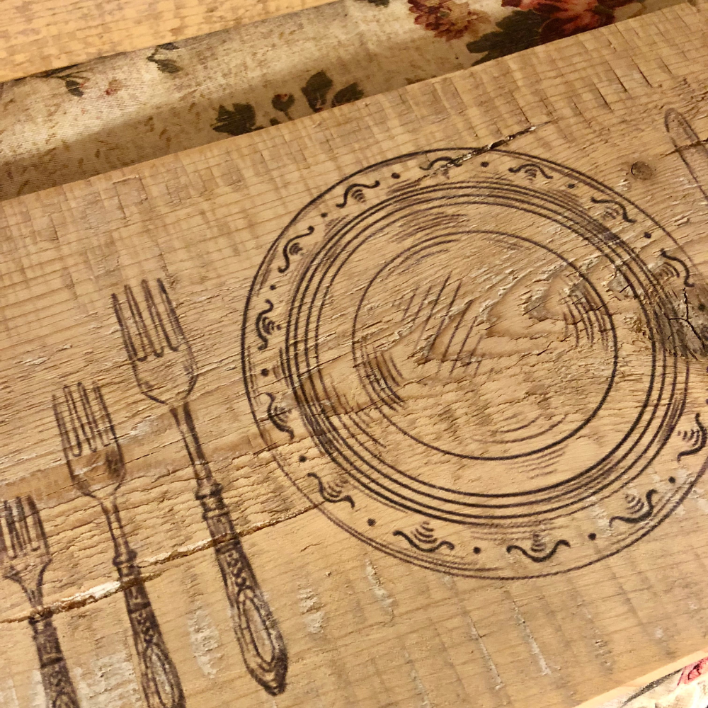 tagliere in legno con timbro nero