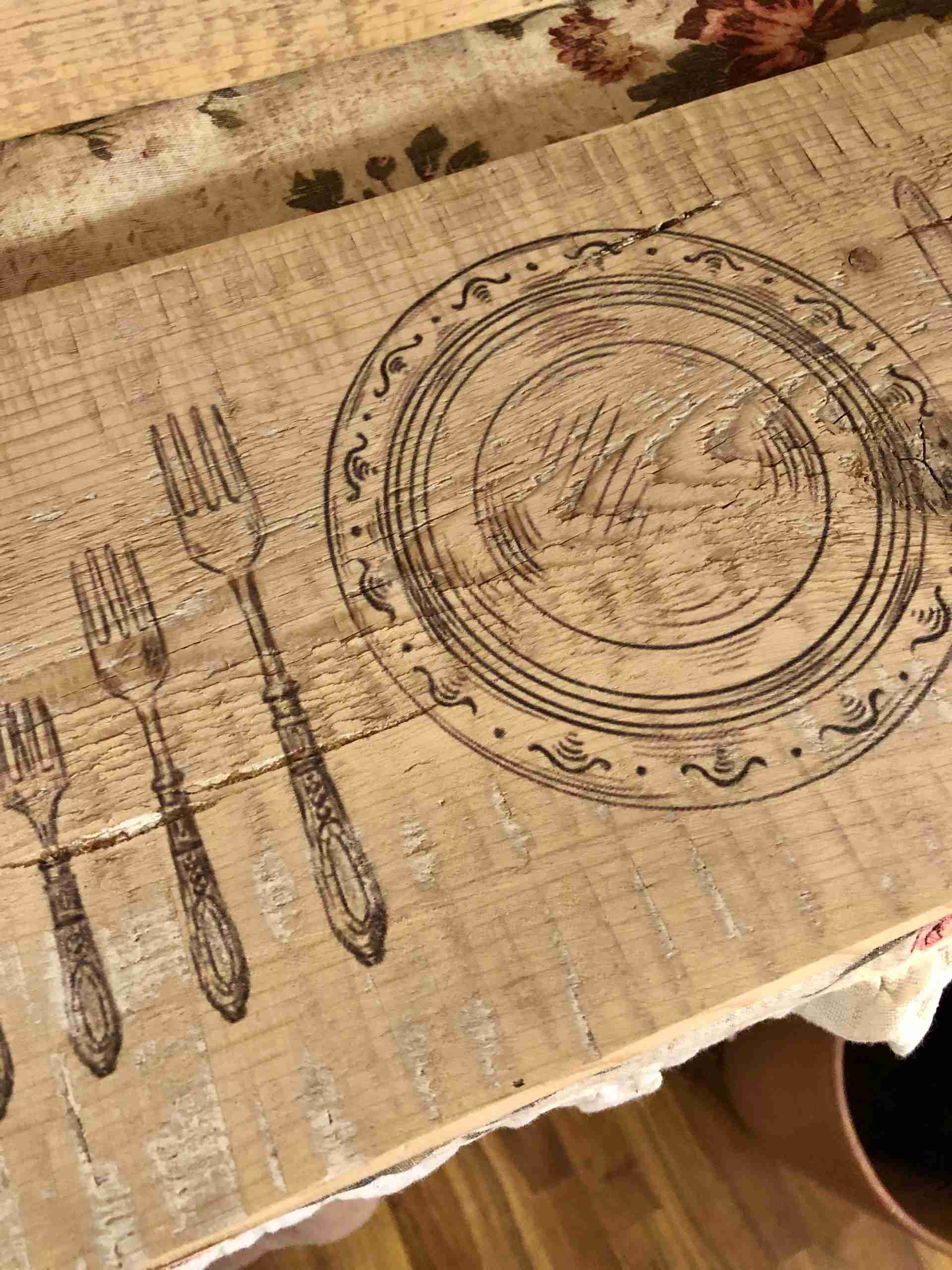tagliere in legno con timbro a caldo