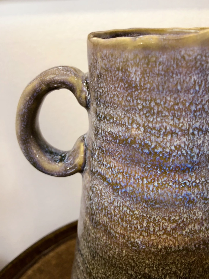 manico della caraffa in ceramica