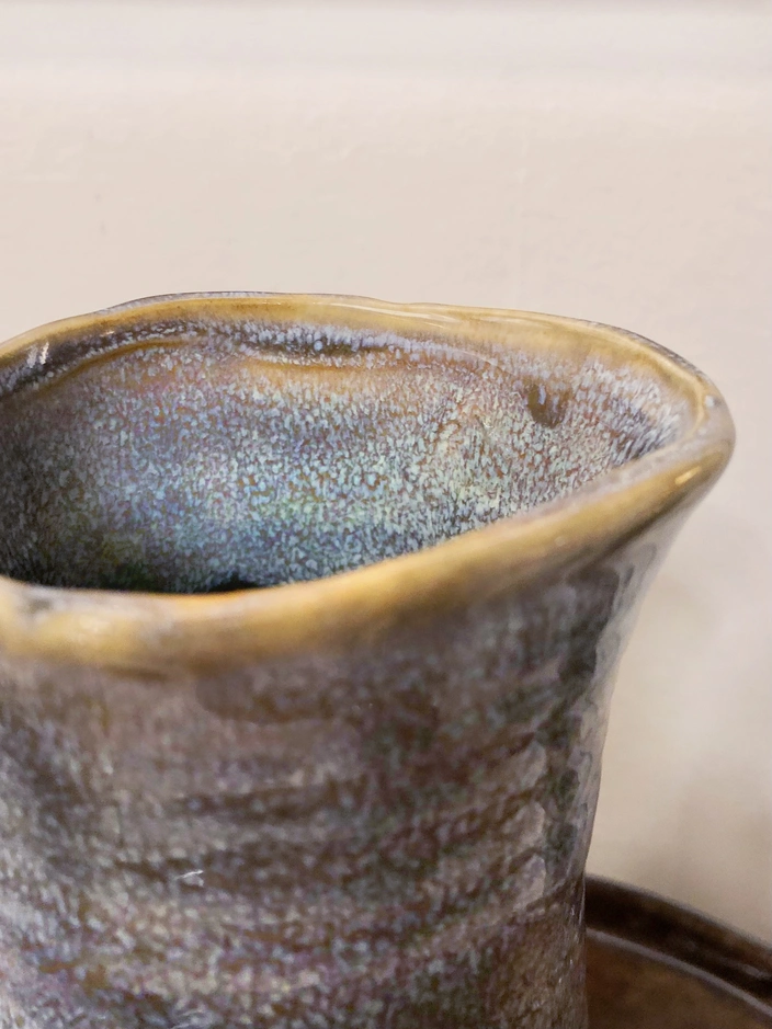 bocca dalle sfumature oro della caraffa in ceramica