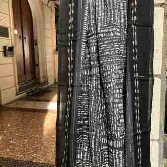 Sciarpa in lana grigia con stampa geometrica