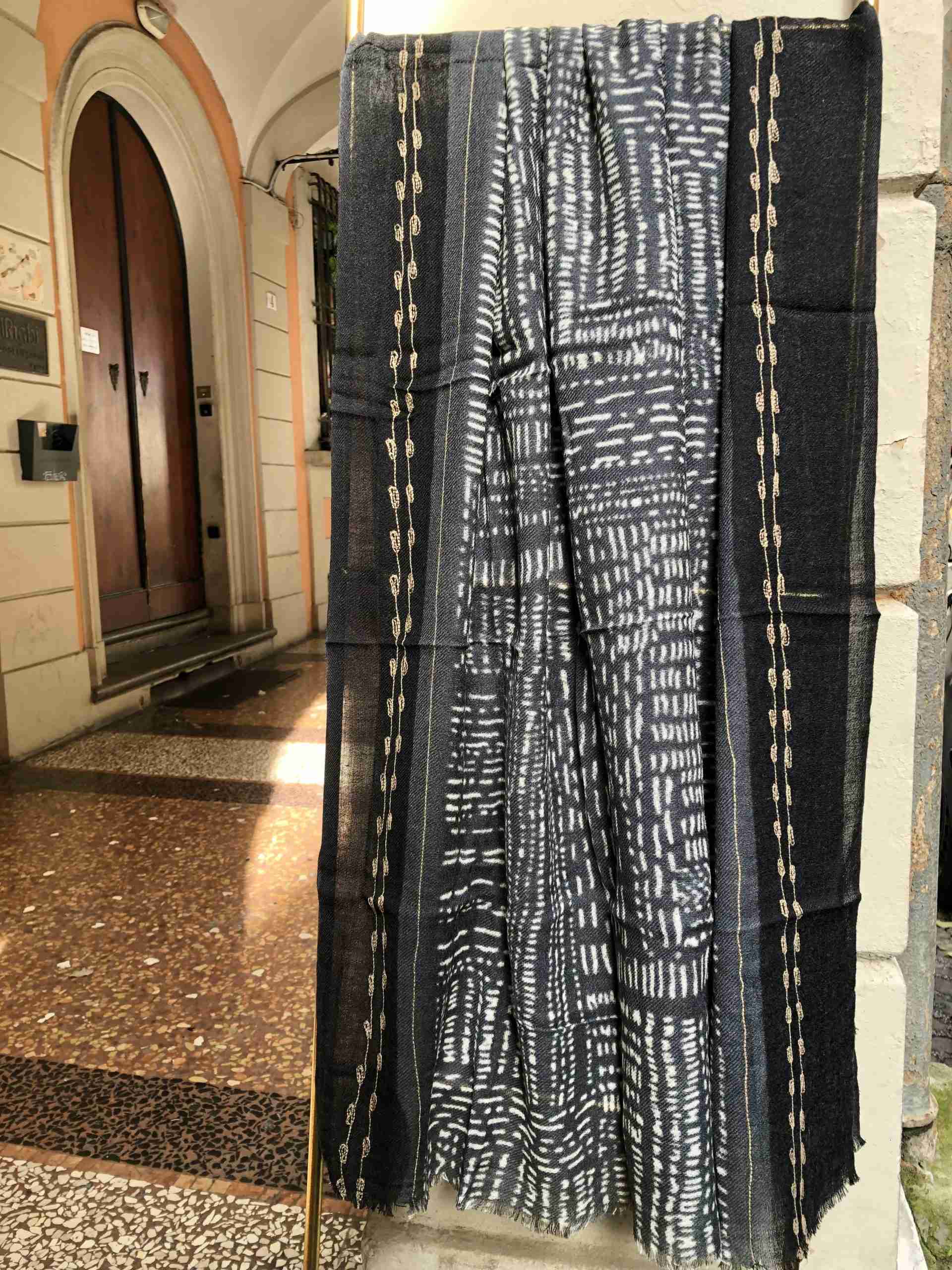 Sciarpa in lana grigia con stampa geometrica