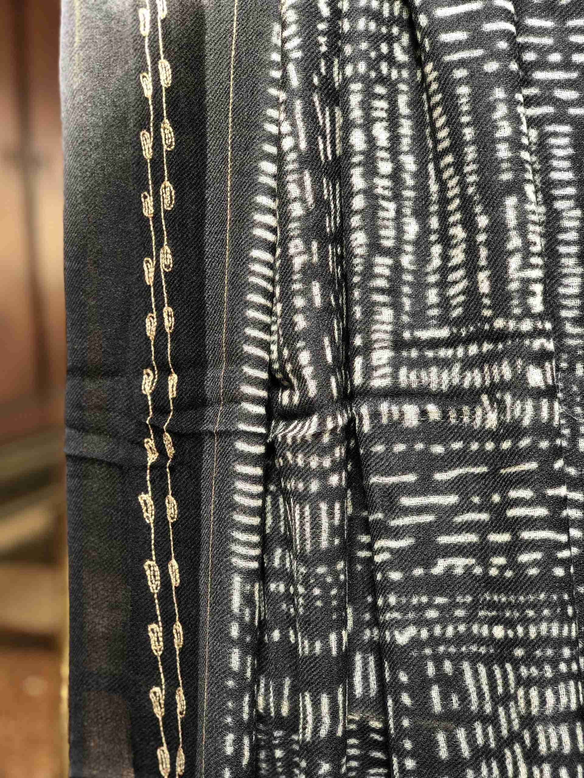 Sciarpa in lana grigia con stampa geometrica - immagine 2