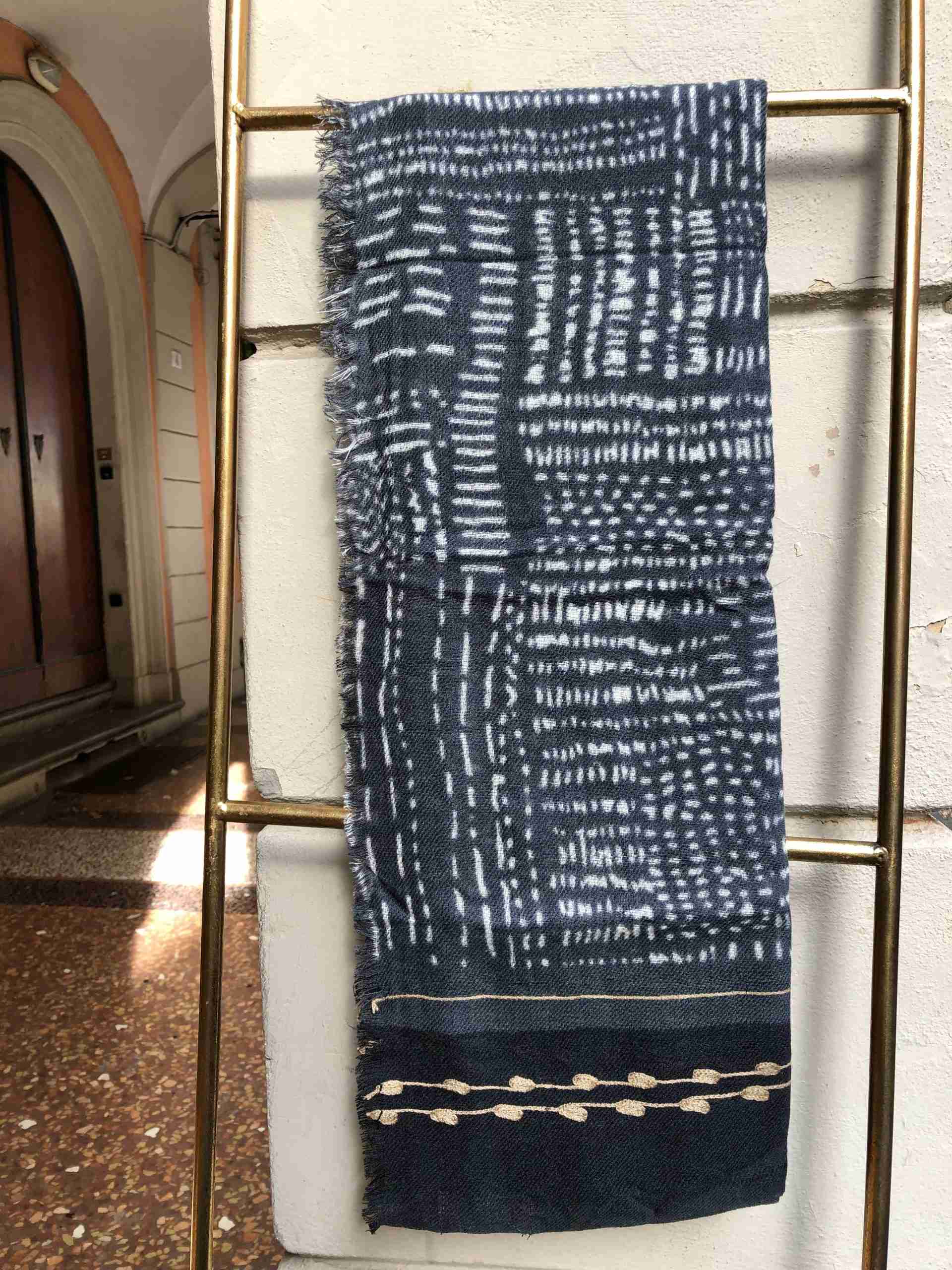 Sciarpa in lana grigia con stampa geometrica - immagine 3