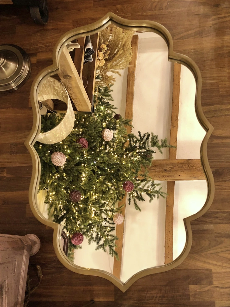 specchio da parete con cornice oro opaco