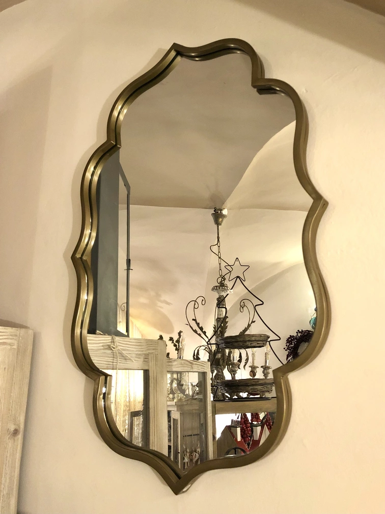 specchio da parete con cornice oro