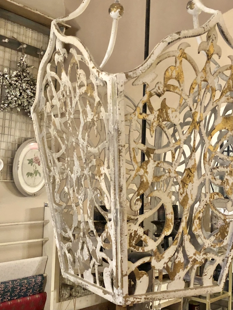 lampadario in ferro decorato