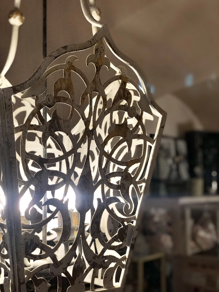 lampadario in ferro acceso