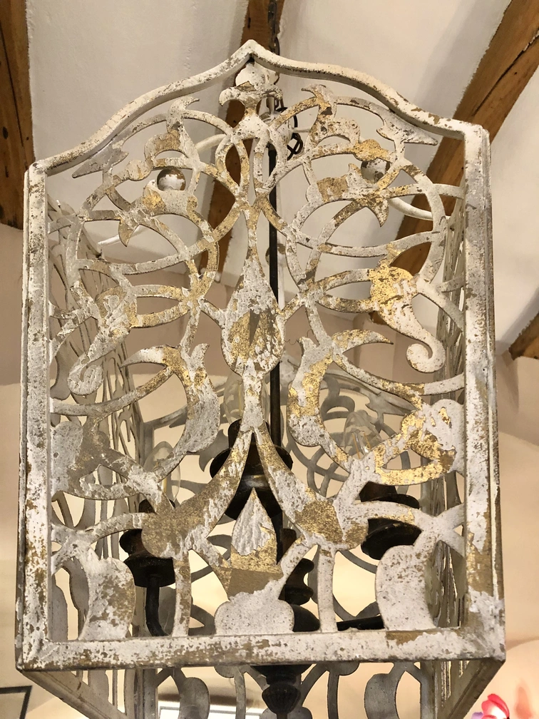 lampadario in ferro dall'alto