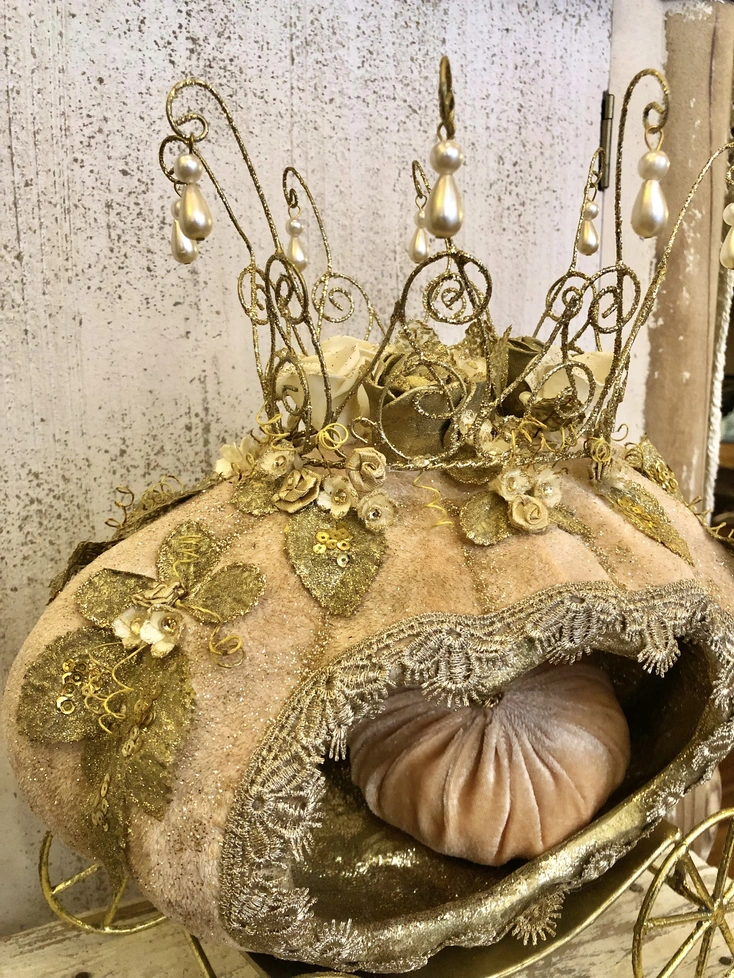 decorazione carrozza con finiture e dettagli oro