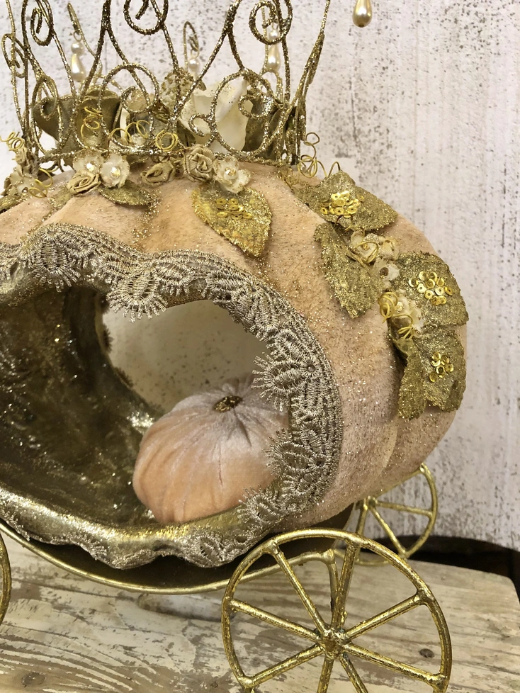 decorazione carrozza in metallo e oro