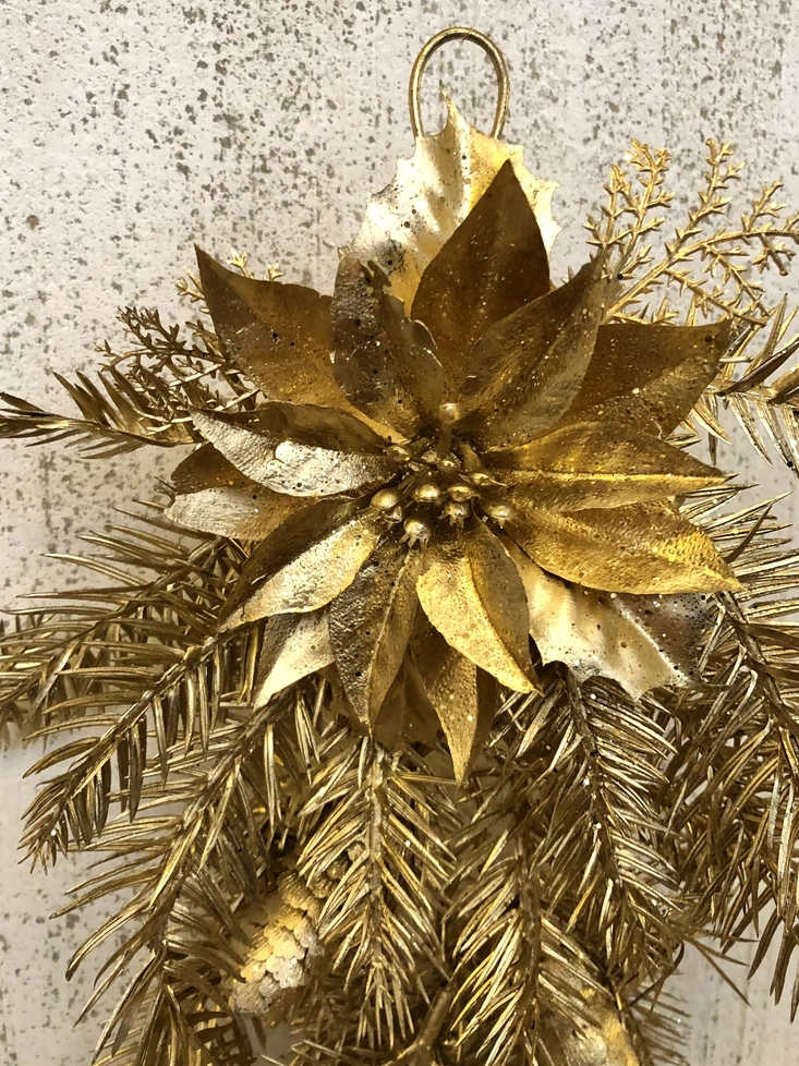 Decorazione natalizia da porta con rami dorati