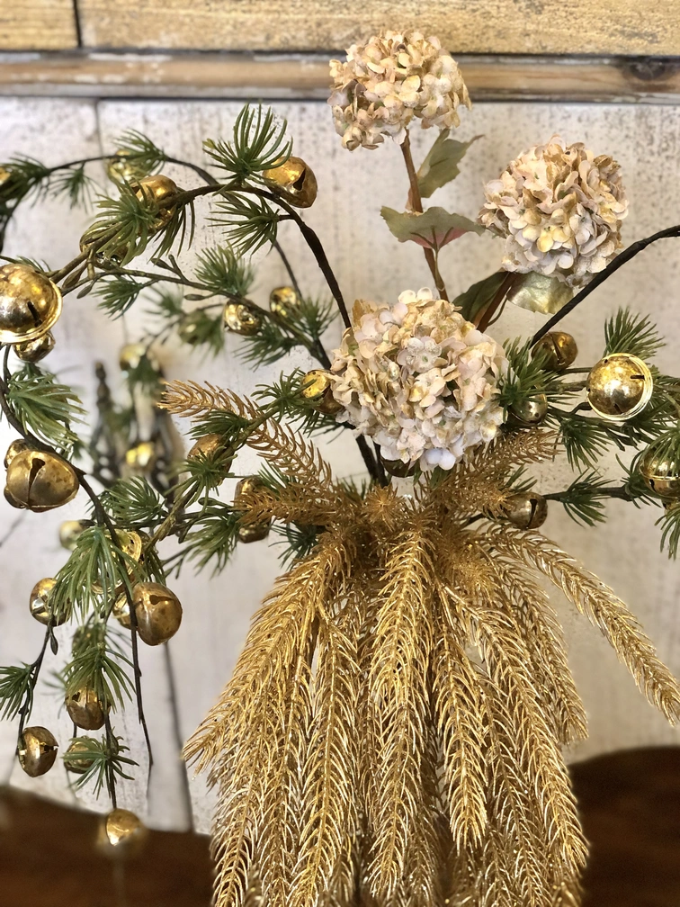 rametto di pino artificiale con campanelli dorati