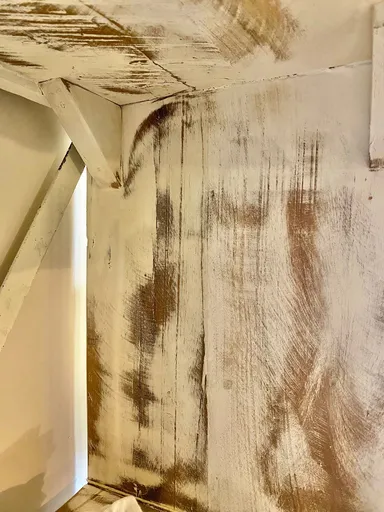 Libreria in legno con decapatura leggera