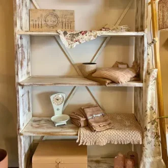 Libreria in legno decapato bianco