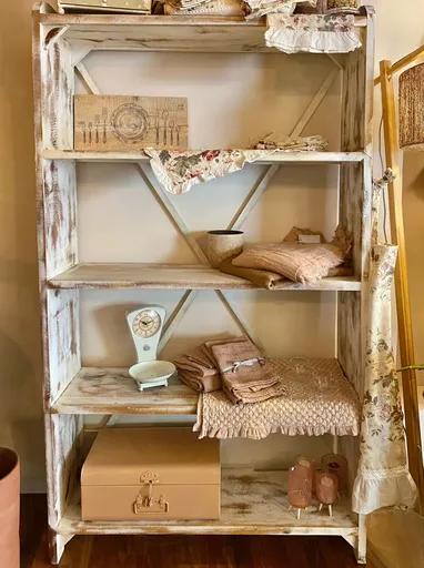 Libreria in legno decapato bianco