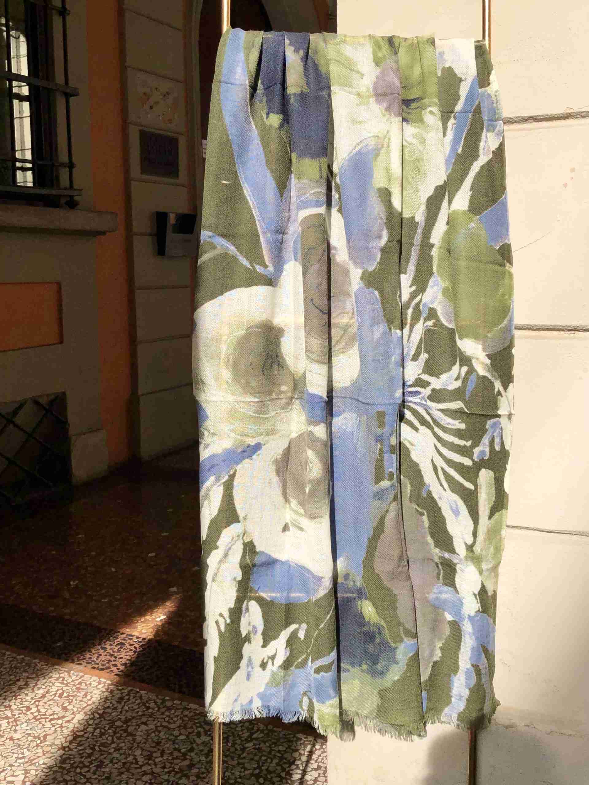 Sciarpa in lana con stampa floreale fondo verde muschio