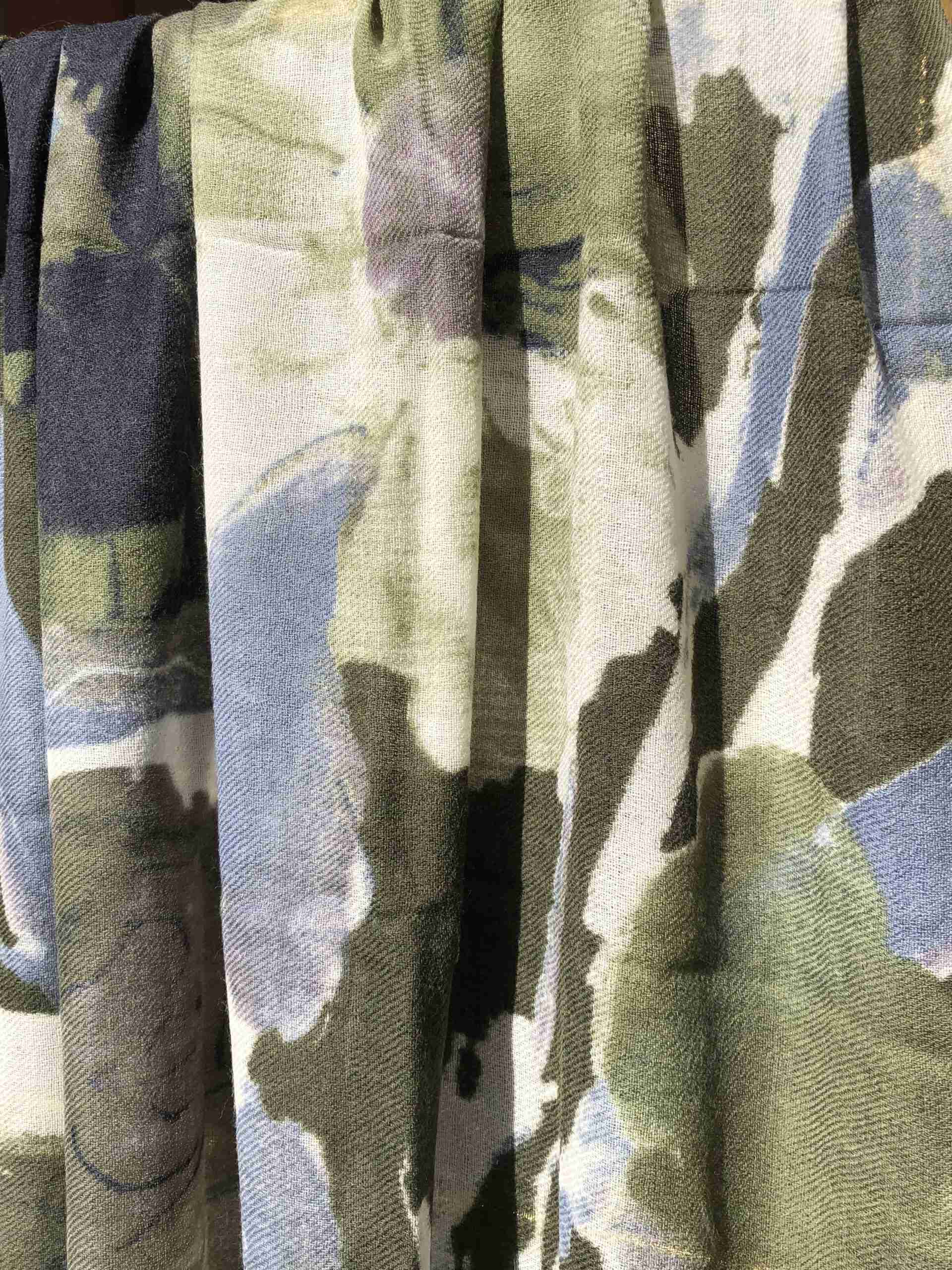 Sciarpa in lana con stampa floreale fondo verde muschio - immagine 2