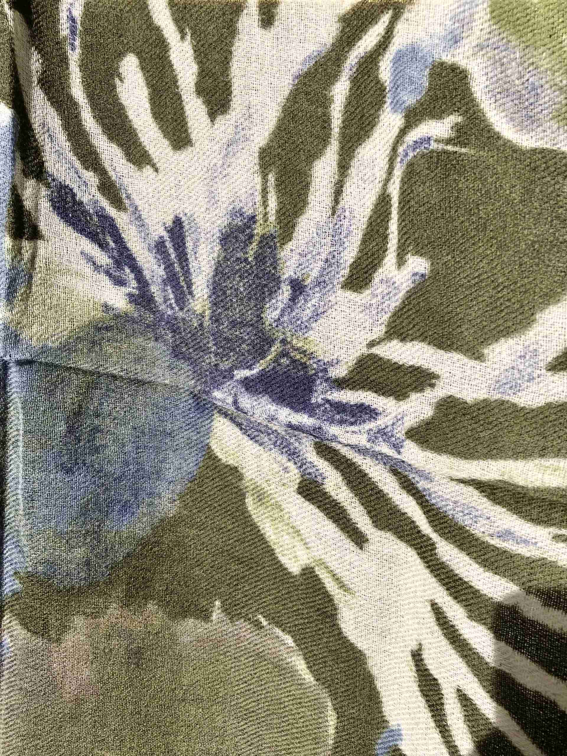 Sciarpa in lana con stampa floreale fondo verde muschio - immagine 4