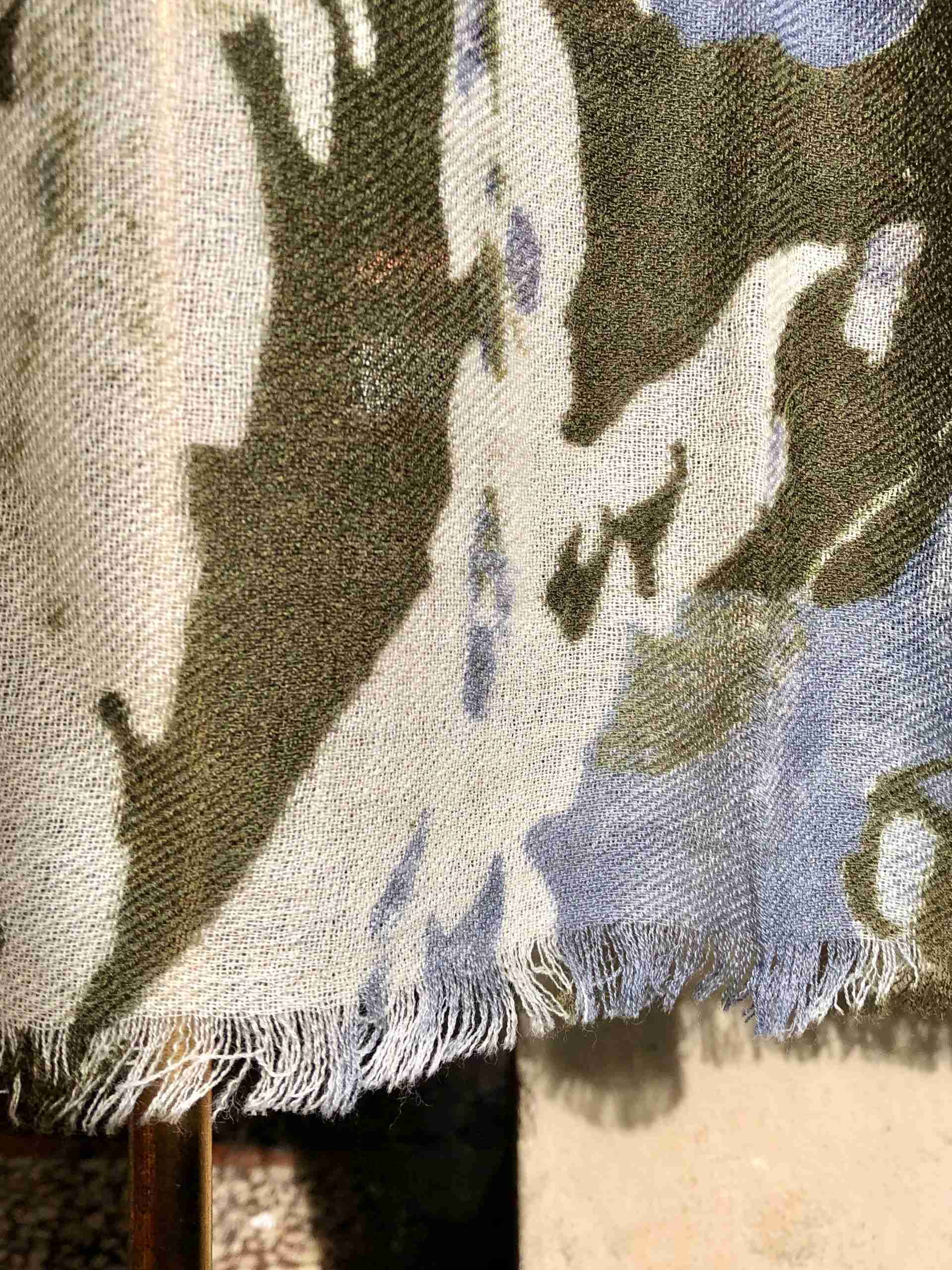 Sciarpa in lana con stampa floreale fondo verde muschio - immagine 3