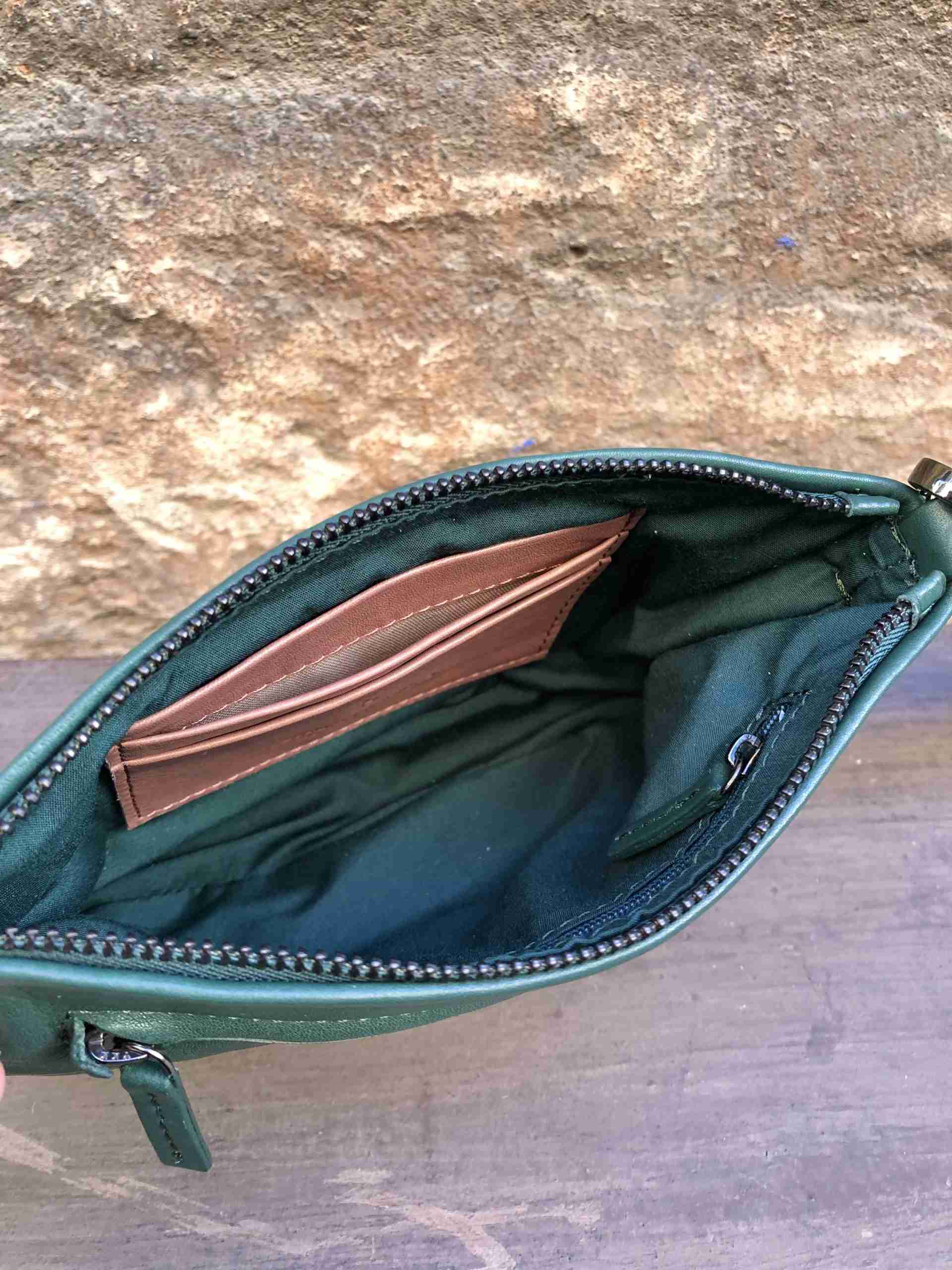 Pochette in pelle verde petrolio interno
