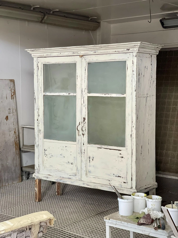 credenza vintage con vetrina