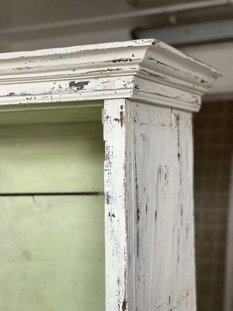 credenza vintage con vetrina e decapatura bianco magnolia