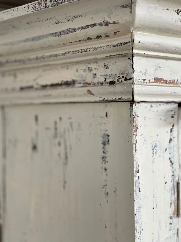 credenza vintage con vetrina zoom decapatura