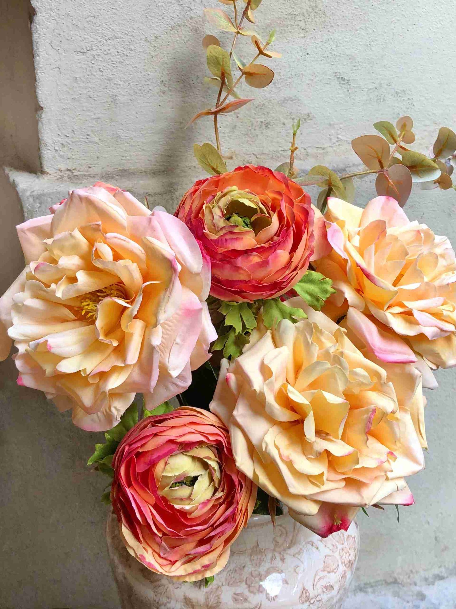 rose della composizione autunnale di fiori
