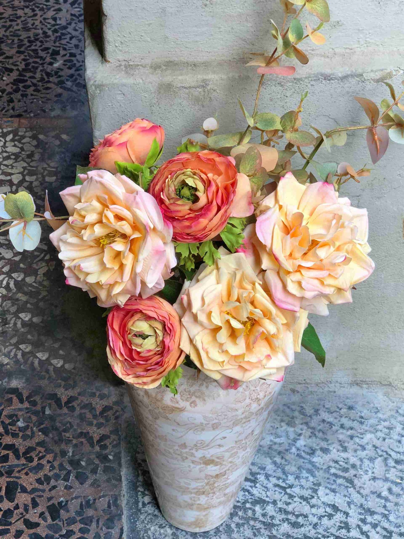composizione autunnale di fiori con rose
