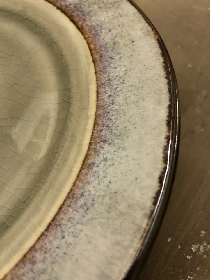dettaglio piatti da dessert in ceramica lucida