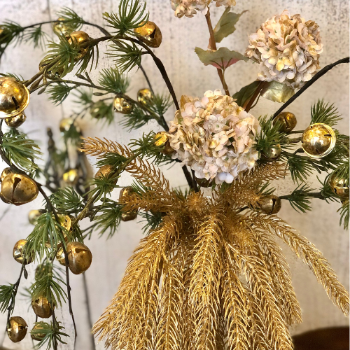 rametto di pino artificiale con campanelli in vaso