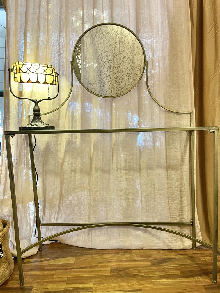 toeletta vintage in ferro oro opaco e vetro
