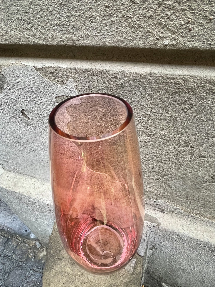 vaso in vetro rosa dall'alto