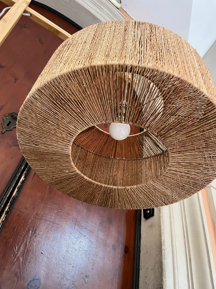 lampada da terra con cappello in juta