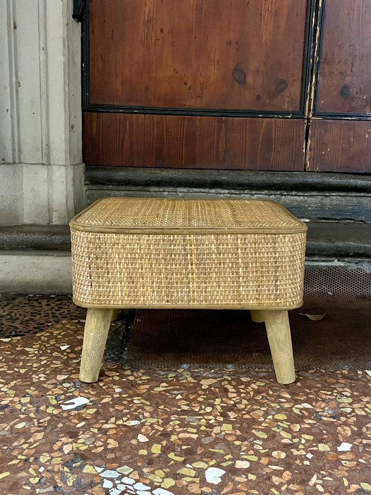 tavolino basso in rattan e legno d'acacia
