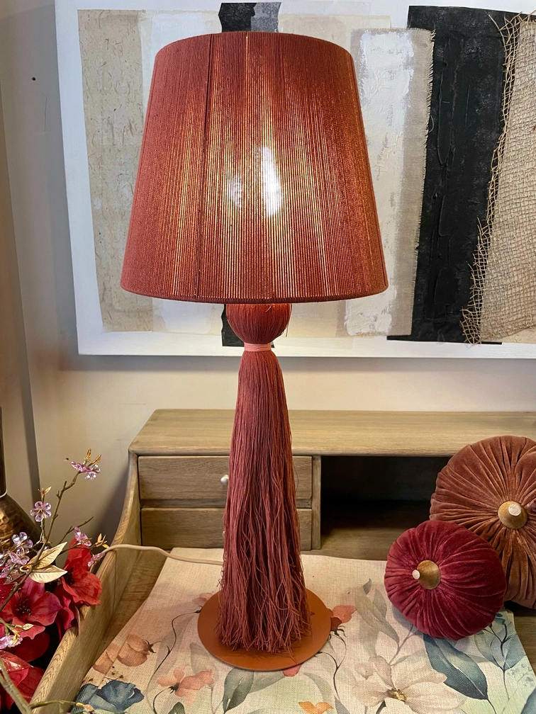 lampada da tavolo dai toni morbidi