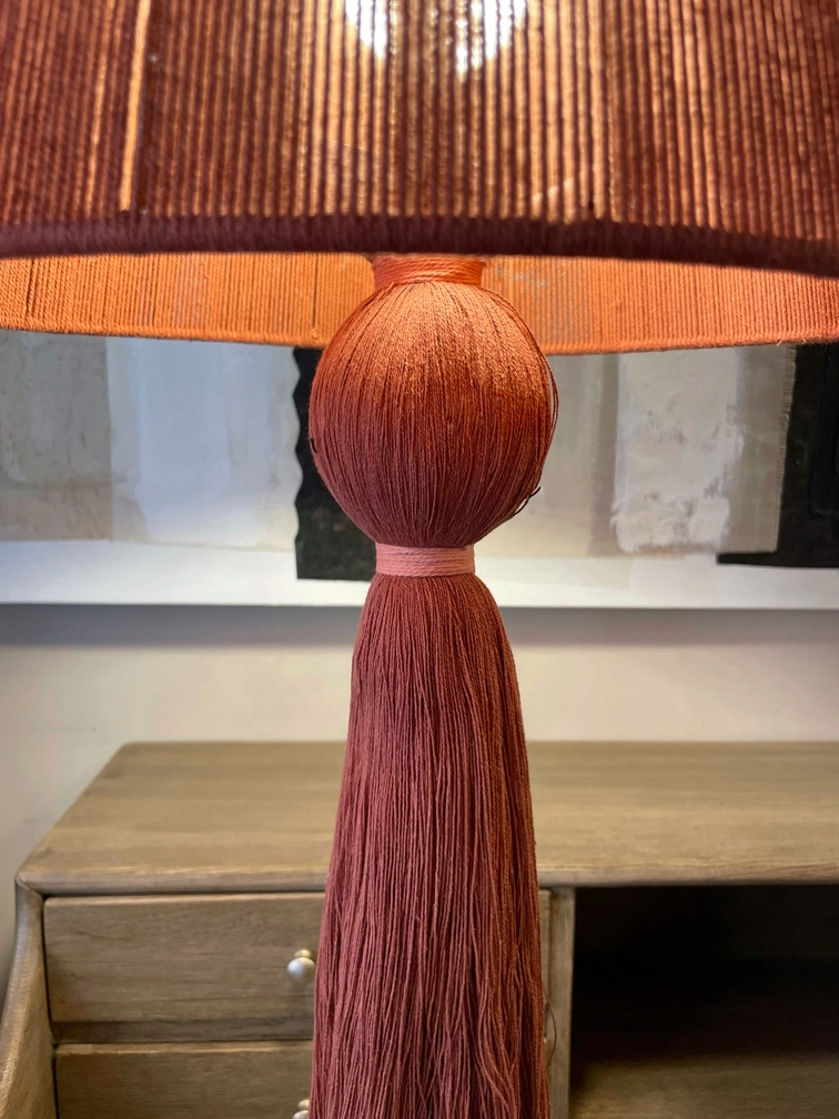 lampada da tavolo accesa