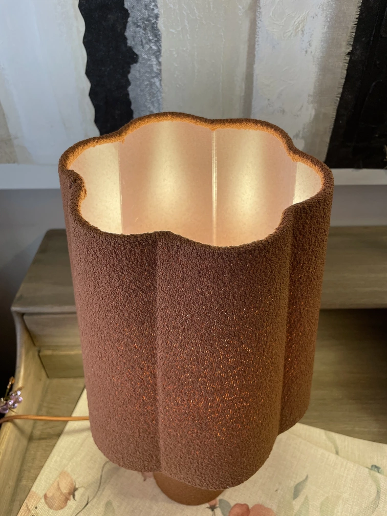 lampada bouclé con cappello ondulato