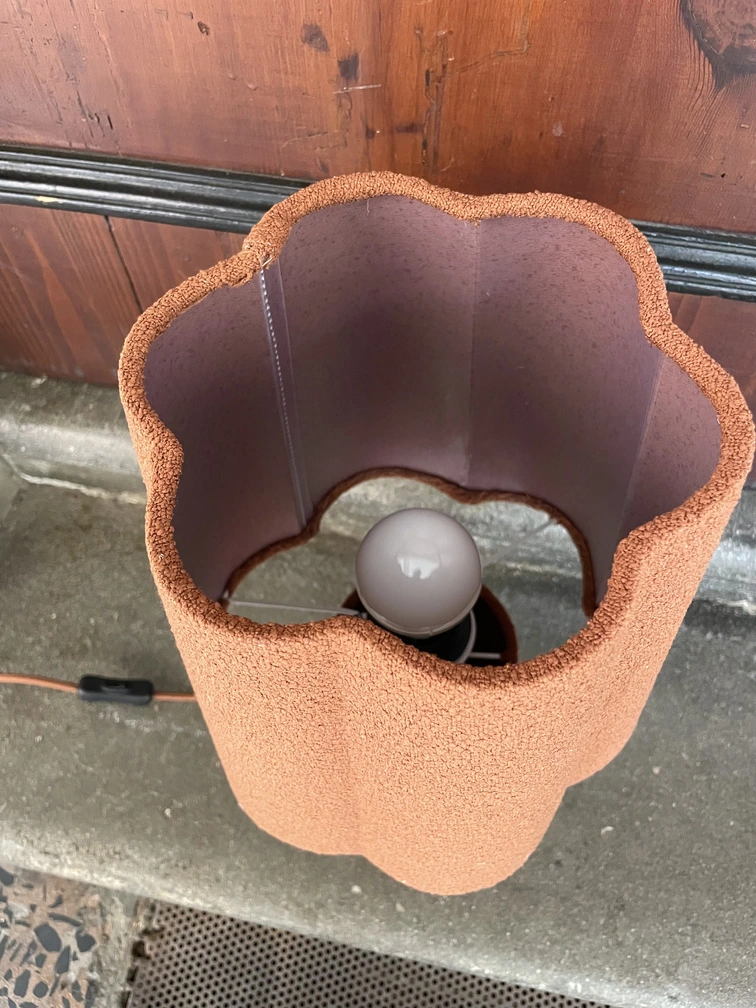 lampada bouclé con cappello ondulato