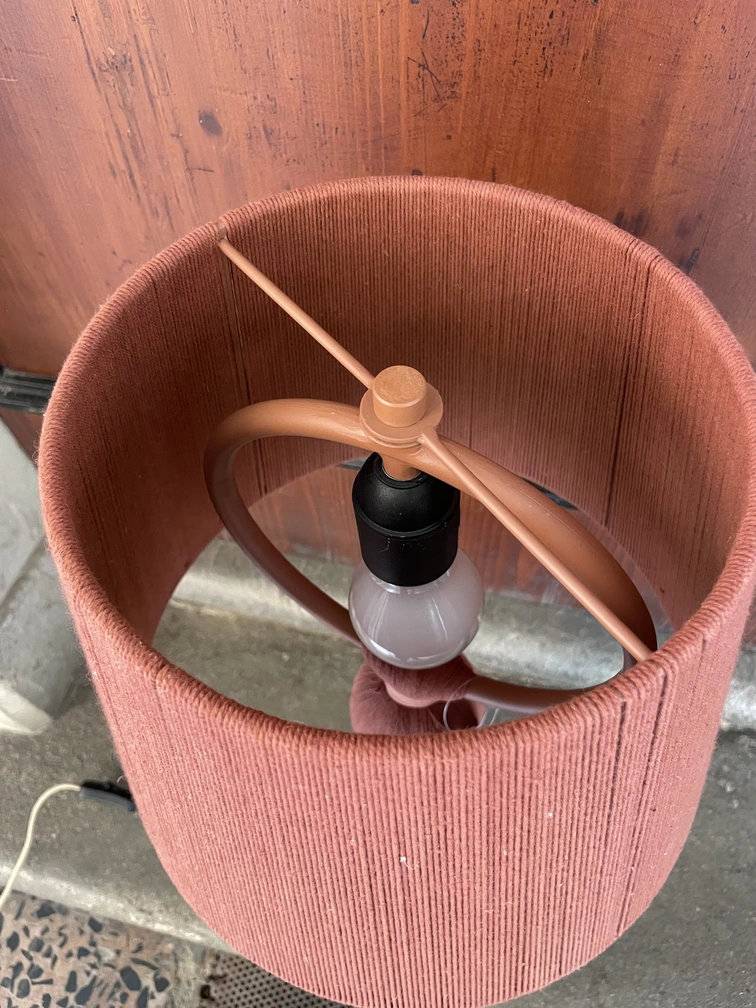 lampada da tavolo con frange dettaglio